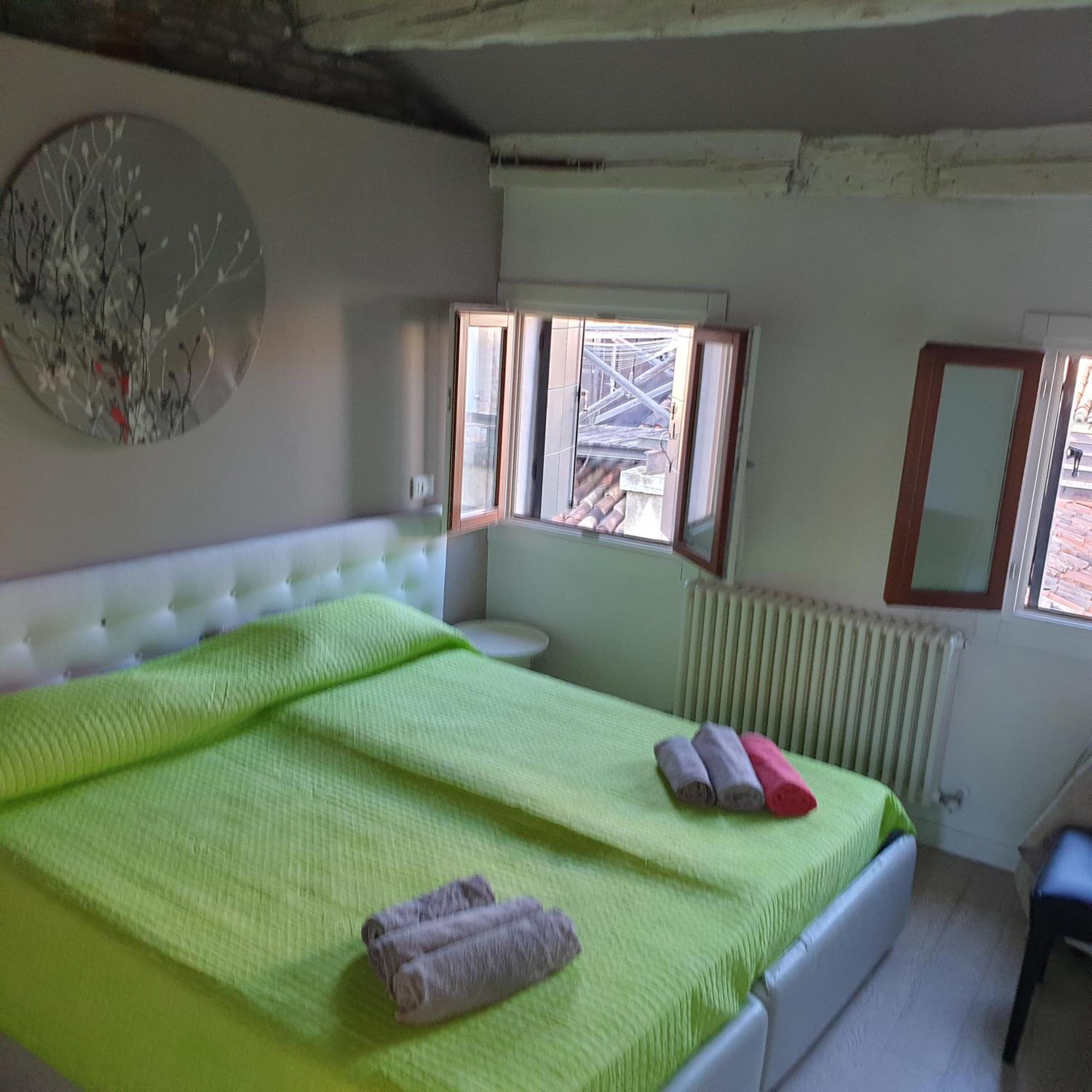 Central Lovely Typical Rooms Rialto Venedig Zimmer foto